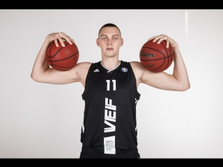 Илья Громовс бьет сверху в матче против ЦСКА