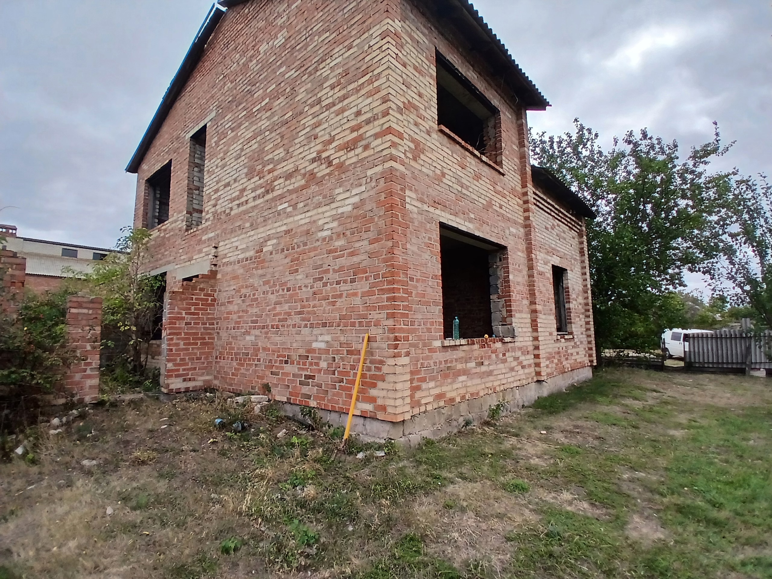 Продажа дом с.Цветные пески, 8 км от г.Луганск Участок 25 сот.(приват.)чернозем. Ровный, прямоугольный. Есть молодой сад (плодоносит) Дом 2х этажный с гаражом. Около дома газ, свет. Во дворе вода. Цена: 1 800 000р. Тел.+7-959-569-43-14 (WhatsApp, Telegram, max)...