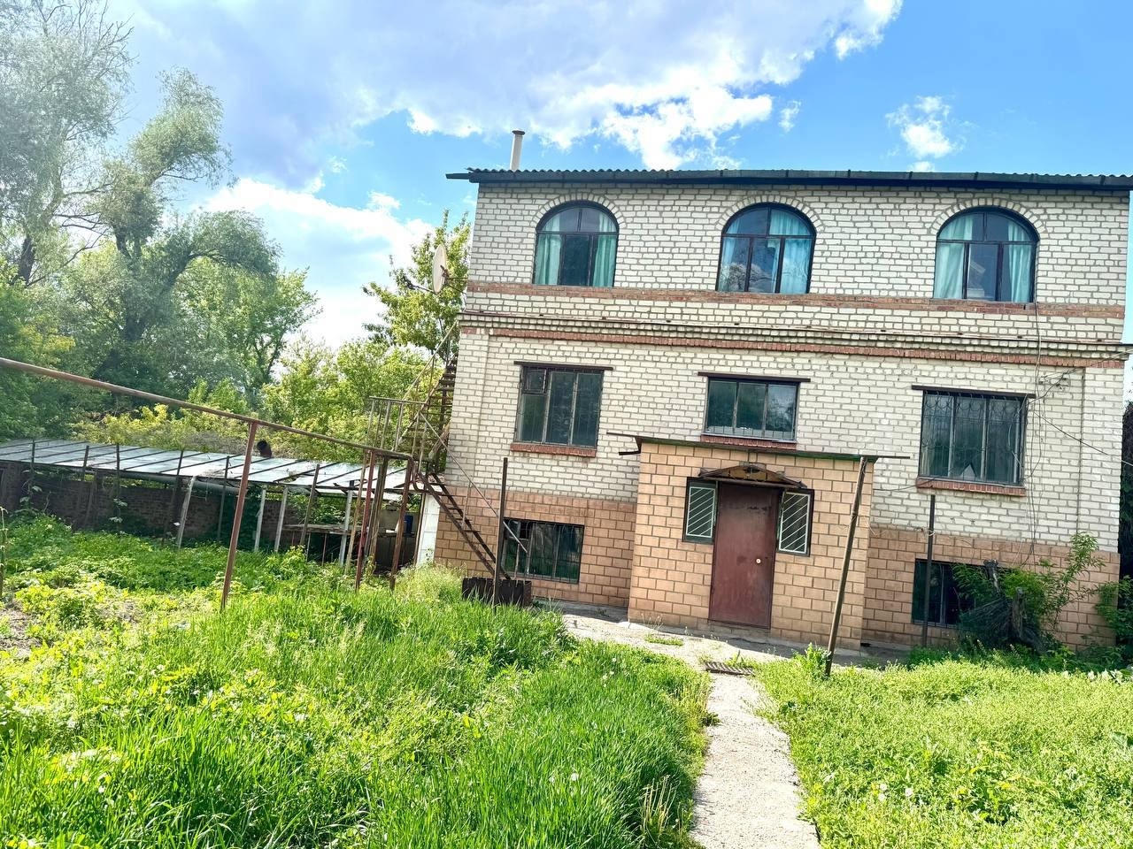 ‼️‼️Сдам г Луганск 📌📣2х эт дом 100 кв м в районе ул Филатова. 📌📌✅1 эт - кухня, гостиная с камином. ✅2 эт - 3 изол спальни.✅Сплит. ✅Холодильник. ✅Стира...