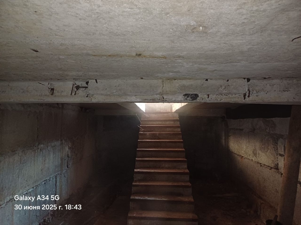 🏠 ПРОДАЕТСЯ ВМЕСТИТЕЛЬНЫЙ ГАРАЖ 📍 Расположение Район администрации рынка ✅ Идеальная транспортная доступность ✅ Охраняемая территория ✅ Рядом вся инфраструктура 🔍 О гараже Размер: 4×9 метров — поместится внедорожник + зона хранения Особенности: ✅ Сухое проветриваемое помещение ✅ Готов к использованию сразу по...