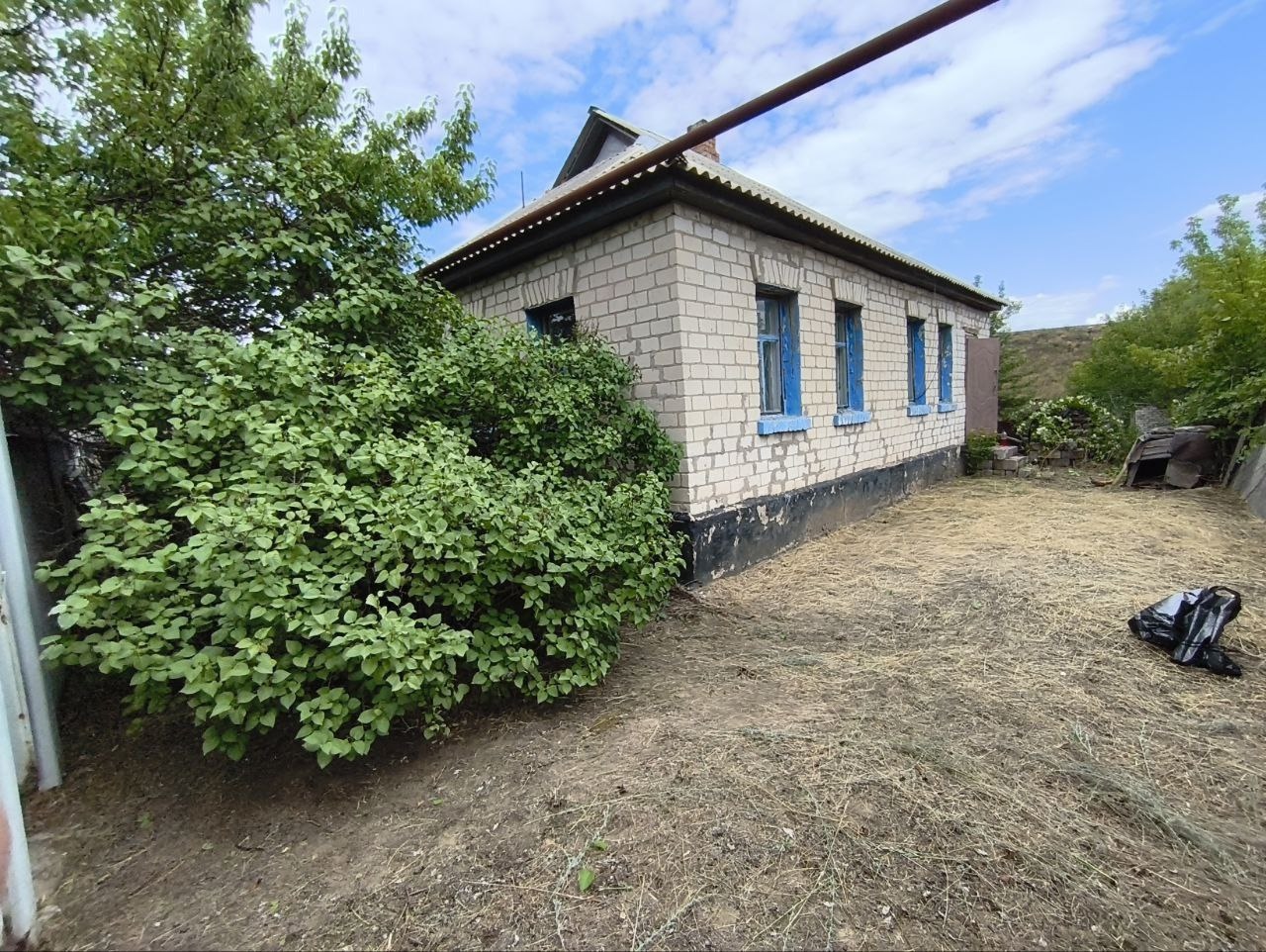 Продам дом в Станице Луганской по улице Красноармейская. Хорошее расположение Рядом школа, садик, остановка общественного транспорта, рынок, ЖД вокзал. В доме 3 жилые комнаты, санузел, газ, вода. Общая пл. 58 м2 До Луганска 7 минут на машине. . Цена 2 млн руб +7959-216-43-31 +7959-505-37-17 Елена...