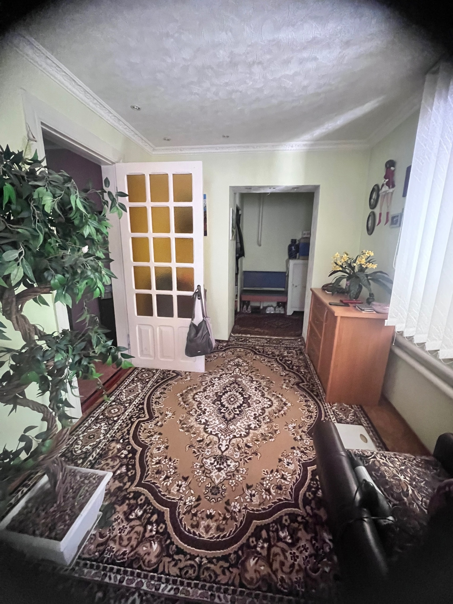 Продам добротный 2х этажный дом в р-не 22 школы. Общая площадь 175 кВ м , а жилой 63,4 кВ м. Первый этаж в хорошем жилом состоянии, 4 комнаты, кухня, ванная комната, котел напольный, газовая колонка. Второй этаж и пристройка к дому под внутреннюю отделку. Земля 3 сотки( не приват). Капитальный гараж и хоз. по...