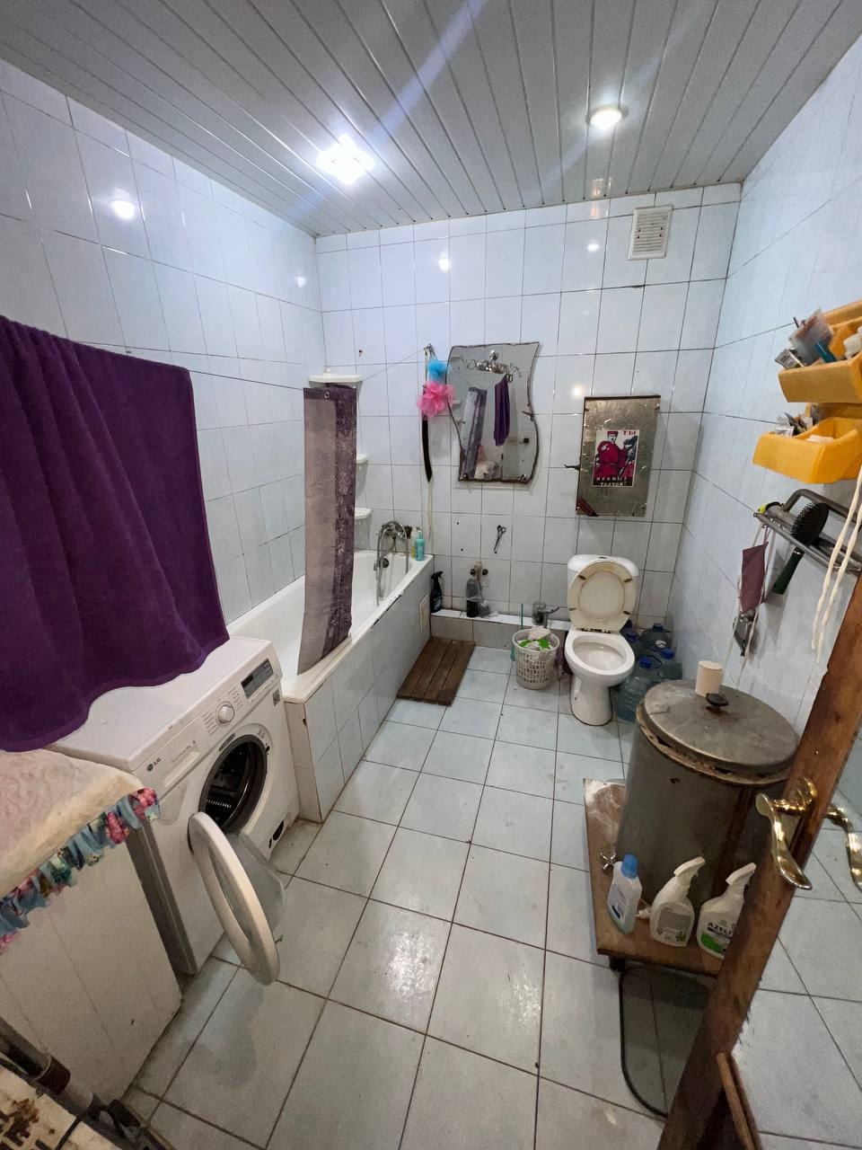 Продам дом и участок 9 сот Приват. кв. 50 лет Октября Жовт. р -он. Дом 105 кв. м. 3 изолир комнаты плюс одна из зала. Кухня 14.5 кв.м. Ванная 6.5 кв.м. Дом мергель шлакоблок, утеплитель, отделан сайдингом. Крыша шифер. Гараж 5х10 примыкает к дому. Два заезда. Участок угловой 9 сот. Приватизирован отгорожен па...