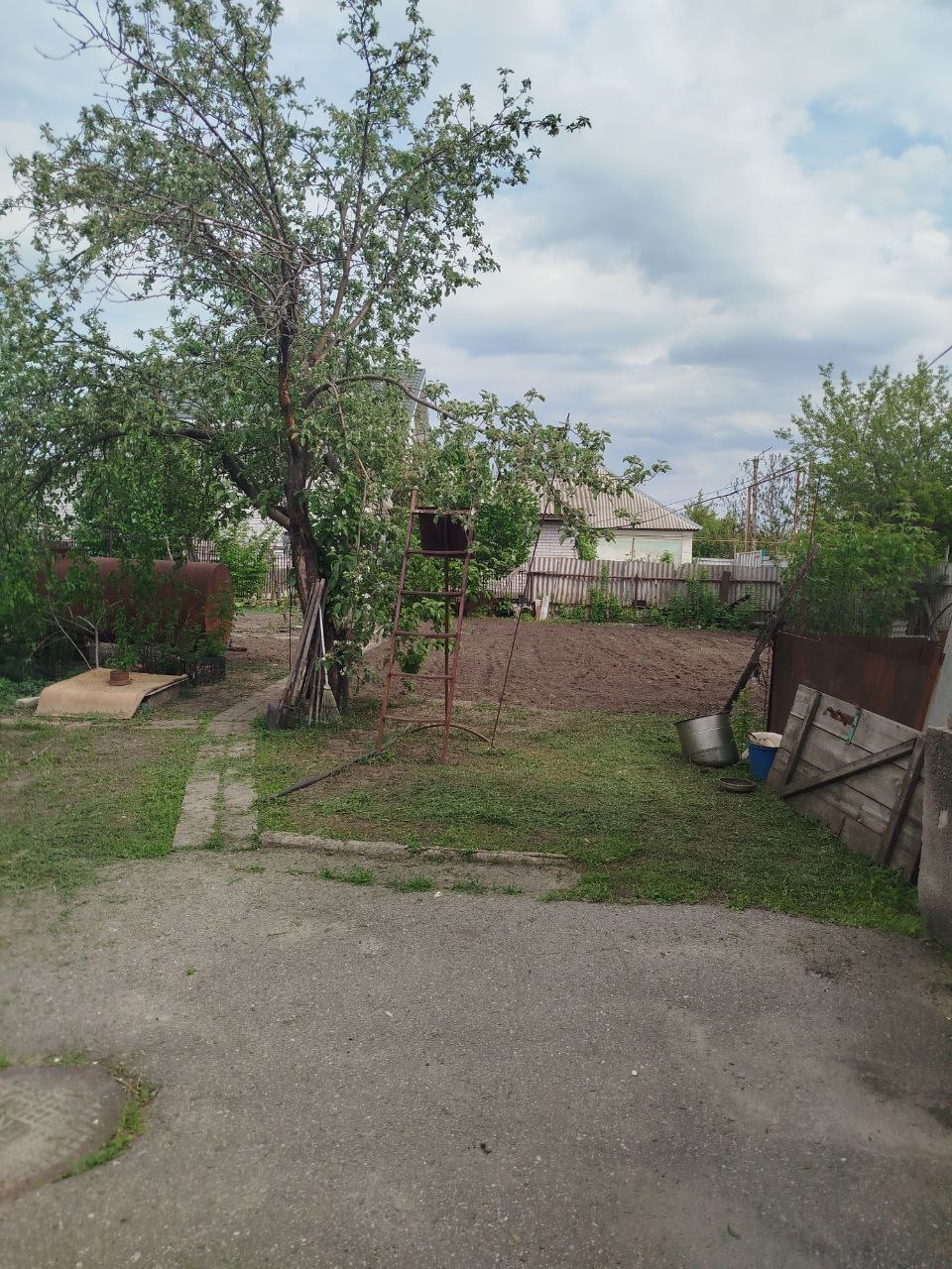 🏡 Дом с фруктовым садом в центре Станицы-Луганской! Рядом всё! Продаётся уютный дом 90 м² на приватизированном участке 12 соток, в центре Станицы-Луганской, по главной улице — район банка ПСБ. 💡 Кирпичный, тёплый, жилой дом с тремя просторными комнатами и кухней. 🛠 Крыша шифер — в отличном состоянии, окна мет...