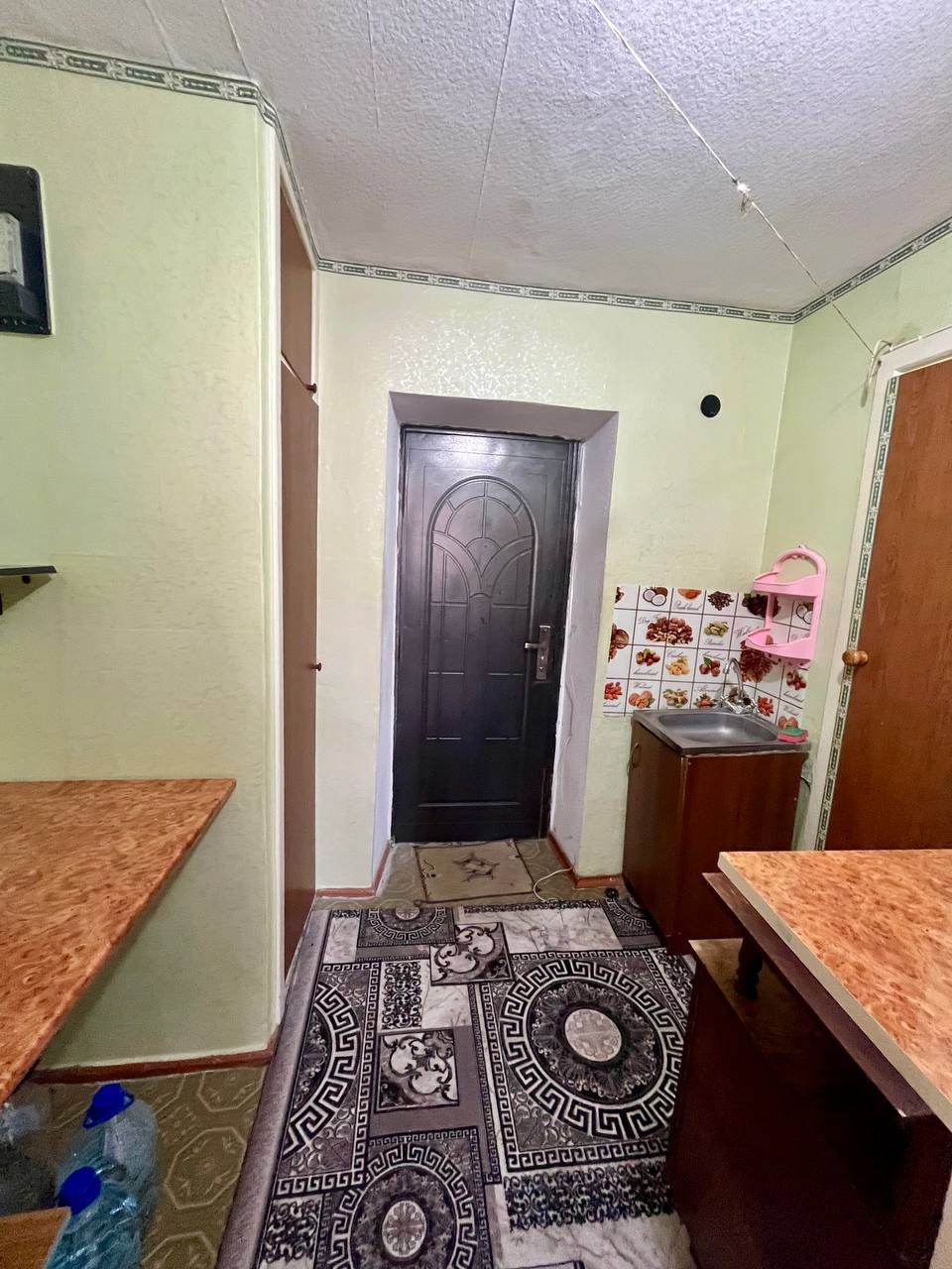 Продам 1-кк Малосемейную , на кВ Жукова , 2 этаж 5 этажного дома . Общая площадь 18,6 м2. В квартире м/п окна , поменянное отопление, санузел совмещен выложен кафелем, есть гардеробная, кладовая. Состояние жилое, заходи и живи. Отличное месторасположение. Рядом через дорогу Маш. Институт, остановка транспорта...