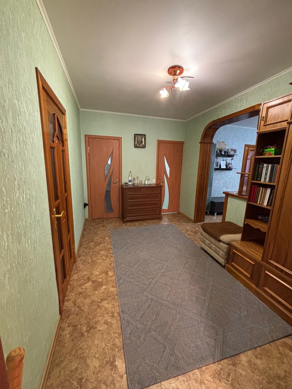 ДОМ общ. пл. 89,8 кв. м р-н моста МРЭО, ул. Центральная 1994 года постройки, добротный, теплый, с капитальным ремонтом. Четыре комнаты, 3 изолированные, веранда, просторная прихожая, с/у в кафеле с душевой кабиной. Все коммуникации, своя скважина. Отопление 2-контурный итальянский котел. Окна м/пл, внутренняя...