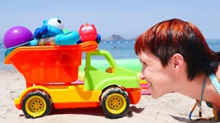 Машинки на пляже. Играем и учим цвета с Машей Капуки. Развивающее видео для малышей.